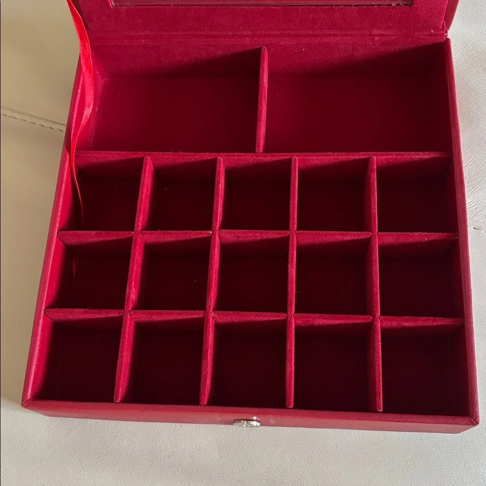 Red faux leather jewelry display box - Picture 2 of 4